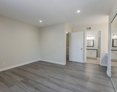 11701 Oxnard Street - Photo Thumbnail 5