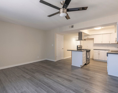 11701 Oxnard Street - Photo Thumbnail 3