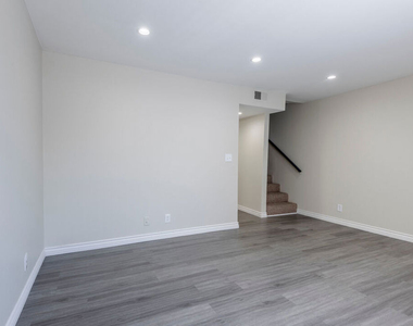 11701 Oxnard Street - Photo Thumbnail 6