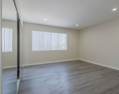 11701 Oxnard Street - Photo Thumbnail 10