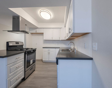 11701 Oxnard Street - Photo Thumbnail 4