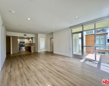 11715 W Bellagio Road - Photo Thumbnail 6