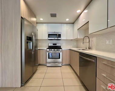 11715 W Bellagio Road - Photo Thumbnail 4