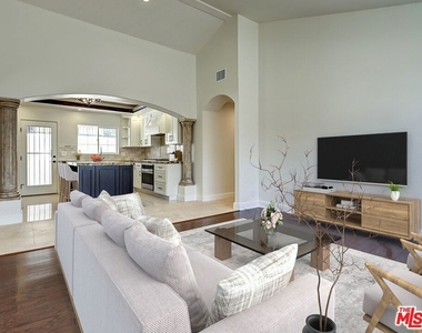 712 N Vista Street - Photo Thumbnail 8