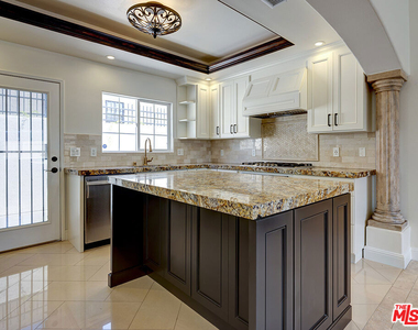 712 N Vista Street - Photo Thumbnail 16