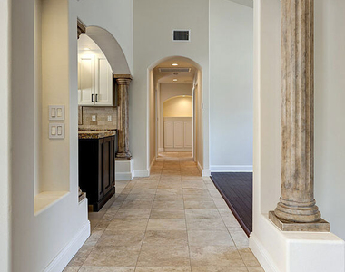 712 N Vista Street - Photo Thumbnail 4