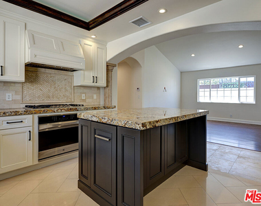 712 N Vista Street - Photo Thumbnail 14