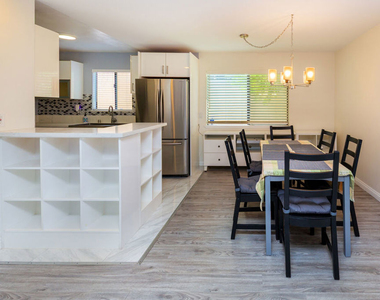 5848 Hazeltine Avenue - Photo Thumbnail 3