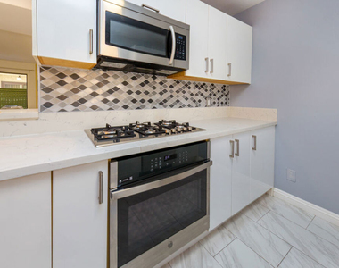 5848 Hazeltine Avenue - Photo Thumbnail 4