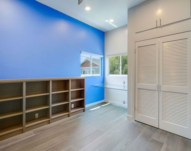 929 Dickson Street - Photo Thumbnail 18