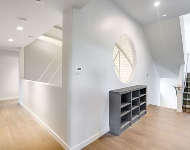929 Dickson Street - Photo Thumbnail 11