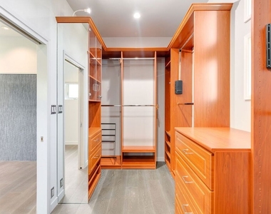 929 Dickson Street - Photo Thumbnail 16
