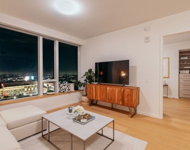 889 Francisco Street - Photo Thumbnail 16