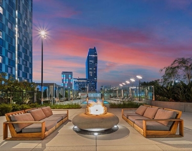 889 Francisco Street - Photo Thumbnail 30