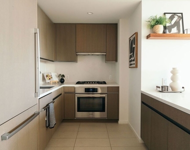 889 Francisco Street - Photo Thumbnail 6