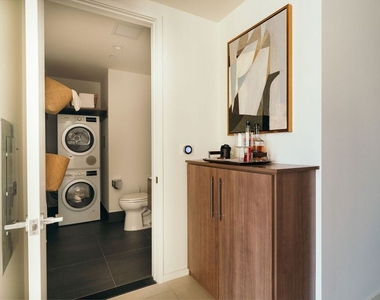889 Francisco Street - Photo Thumbnail 7