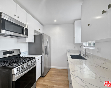 2841 S Sycamore Avenue - Photo Thumbnail 7
