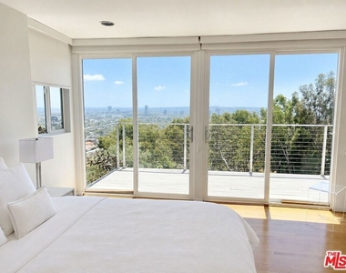 8376 Hollywood Boulevard - Photo Thumbnail 23