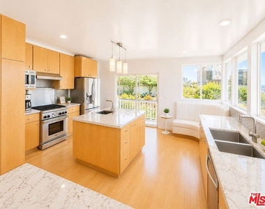8376 Hollywood Boulevard - Photo Thumbnail 12