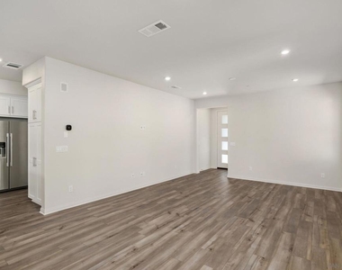 1523 Wingwood - Photo Thumbnail 9