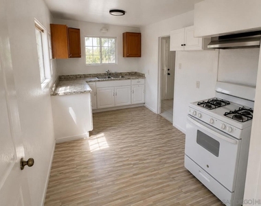950 E Washington Ave - Photo Thumbnail 4