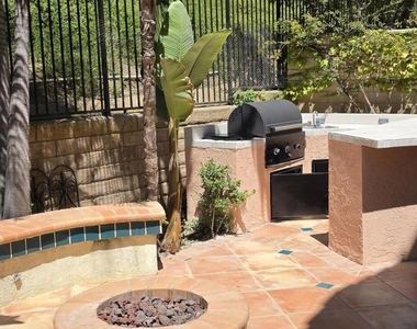 3035 Hollycrest Avenue - Photo Thumbnail 5