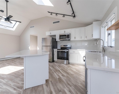 121 Williamson Street - Photo Thumbnail 4