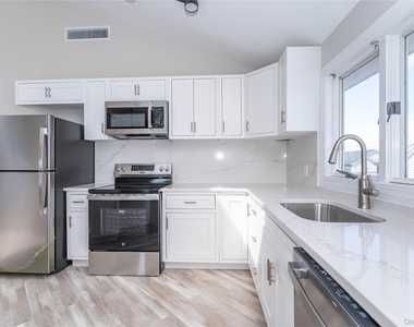 121 Williamson Street - Photo Thumbnail 2