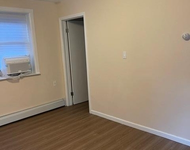 124-01 Hillside Avenue - Photo Thumbnail 3