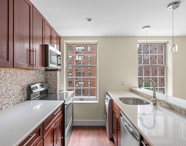 200 E 35th Street - Photo Thumbnail 4