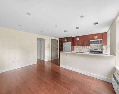 200 E 35th Street - Photo Thumbnail 2