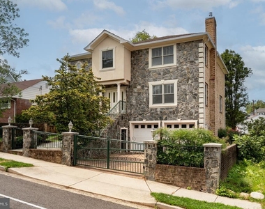 2138 Patrick Henry Drive - Photo Thumbnail 3