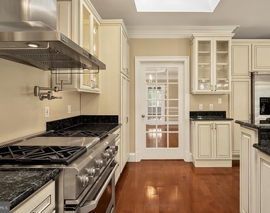 2138 Patrick Henry Drive - Photo Thumbnail 18
