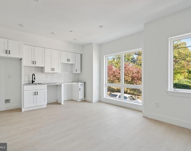 2400 W Montgomery Avenue - Photo Thumbnail 2
