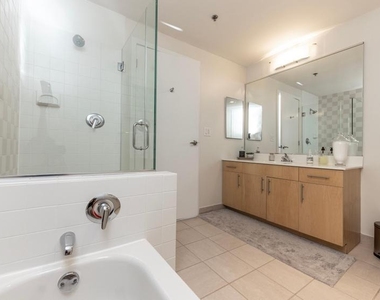 207 W Washington Square - Photo Thumbnail 21
