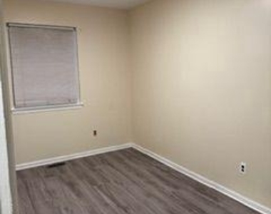 304 Christopher Place - Photo Thumbnail 7