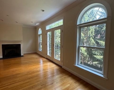 748 Moore Avenue - Photo Thumbnail 7