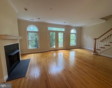 748 Moore Avenue - Photo Thumbnail 8