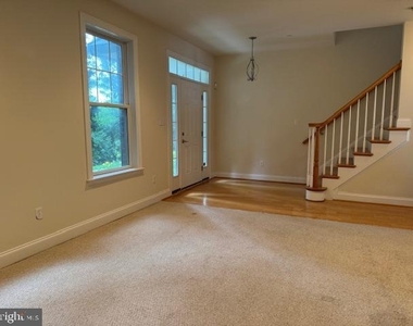 748 Moore Avenue - Photo Thumbnail 6