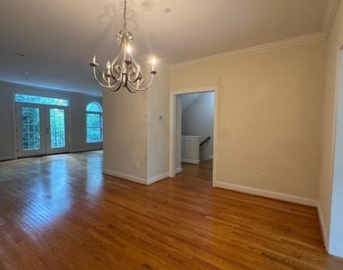 748 Moore Avenue - Photo Thumbnail 12