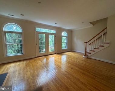 748 Moore Avenue - Photo Thumbnail 9