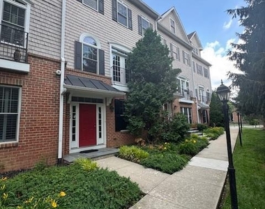 748 Moore Avenue - Photo Thumbnail 3