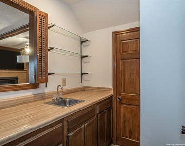 6821 Thames Drive - Photo Thumbnail 10