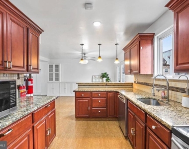 7710 Greenbrier Road - Photo Thumbnail 12
