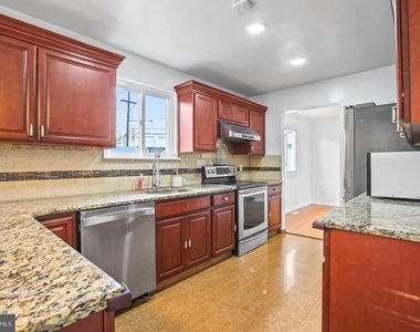 7710 Greenbrier Road - Photo Thumbnail 11