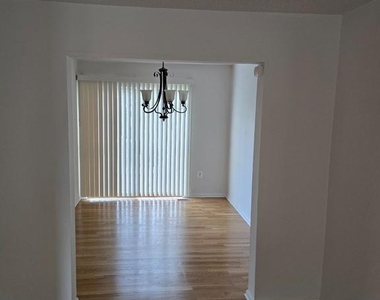 809 Saint Michaels Drive - Photo Thumbnail 2