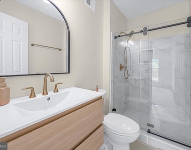 11304 Southlakes Drive - Photo Thumbnail 14