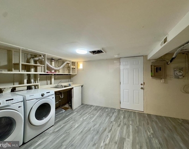 433 Oakwood Road - Photo Thumbnail 8