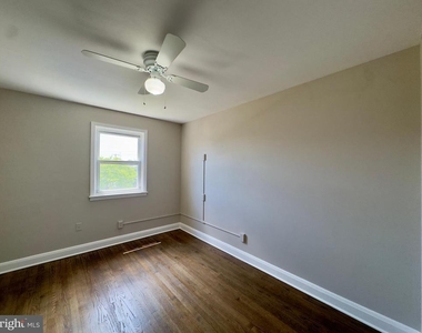 433 Oakwood Road - Photo Thumbnail 2