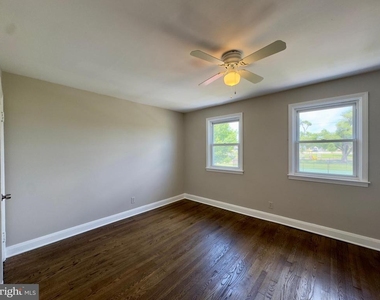 433 Oakwood Road - Photo Thumbnail 4